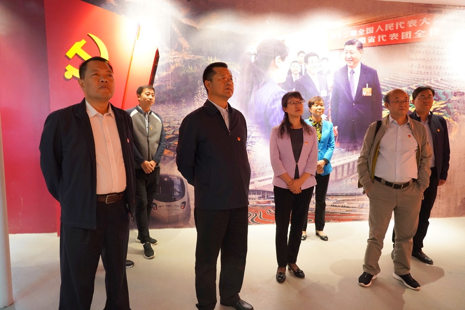 集團公司開展“不忘初心、牢記使命”主題黨日活動 <br/> — 參觀主題教育檔案文獻展